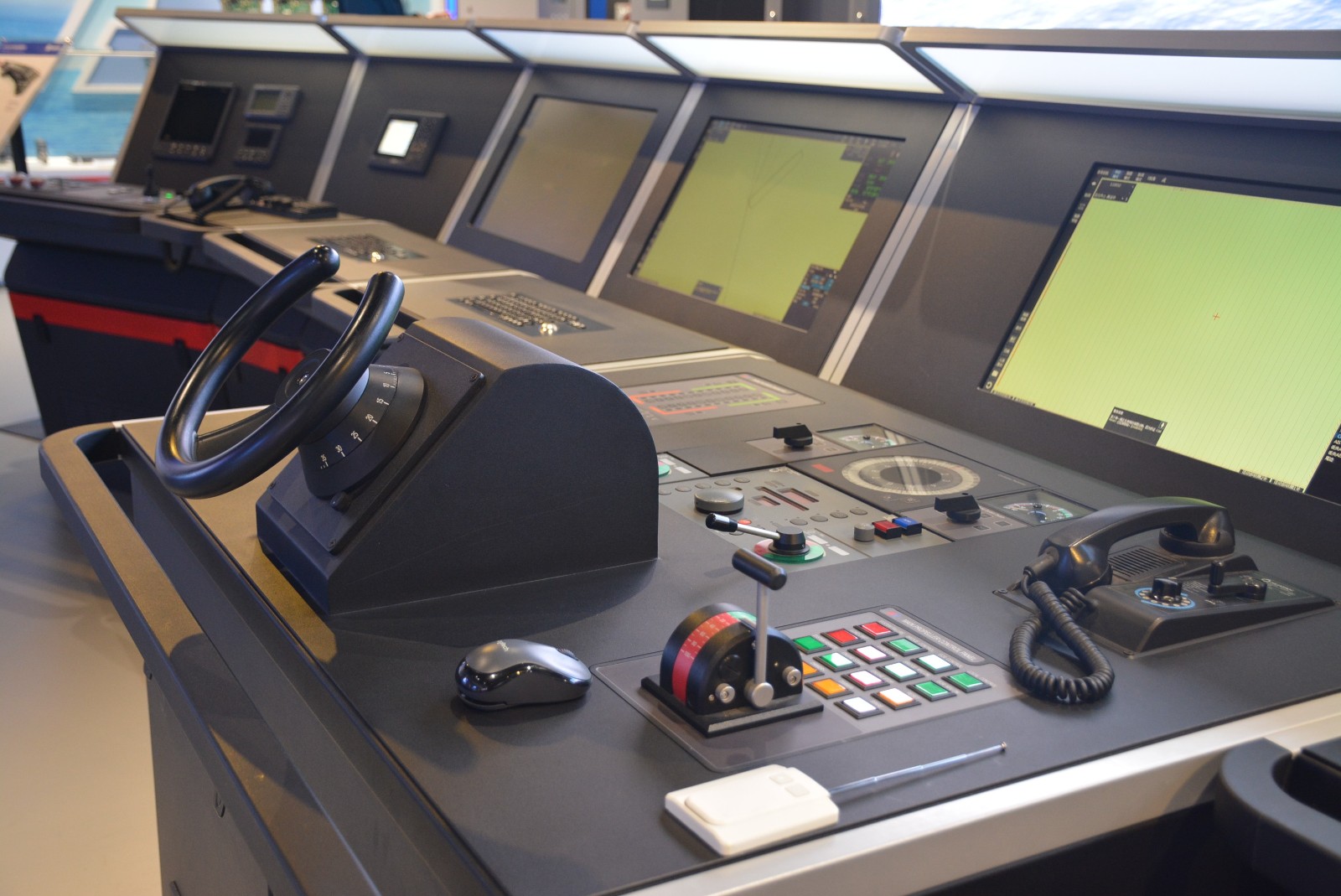 1668147451179869.jpg 省二輕集團國瑞科技公司設計制造的艦船數字化中控臺.jpg