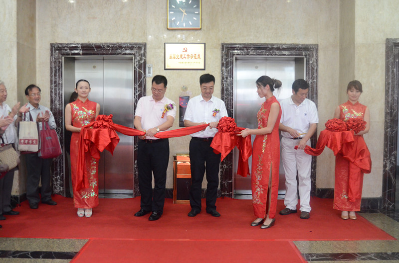 省工藝品公司舉辦中國(guó)工藝美術(shù)大師張愛光作品暨青田石雕精品展