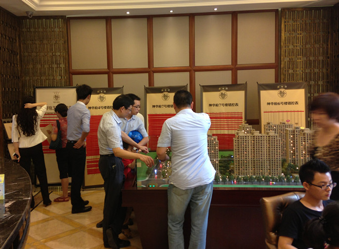 紳華府開盤勁銷近7成  幸運砸金蛋引爆熱潮