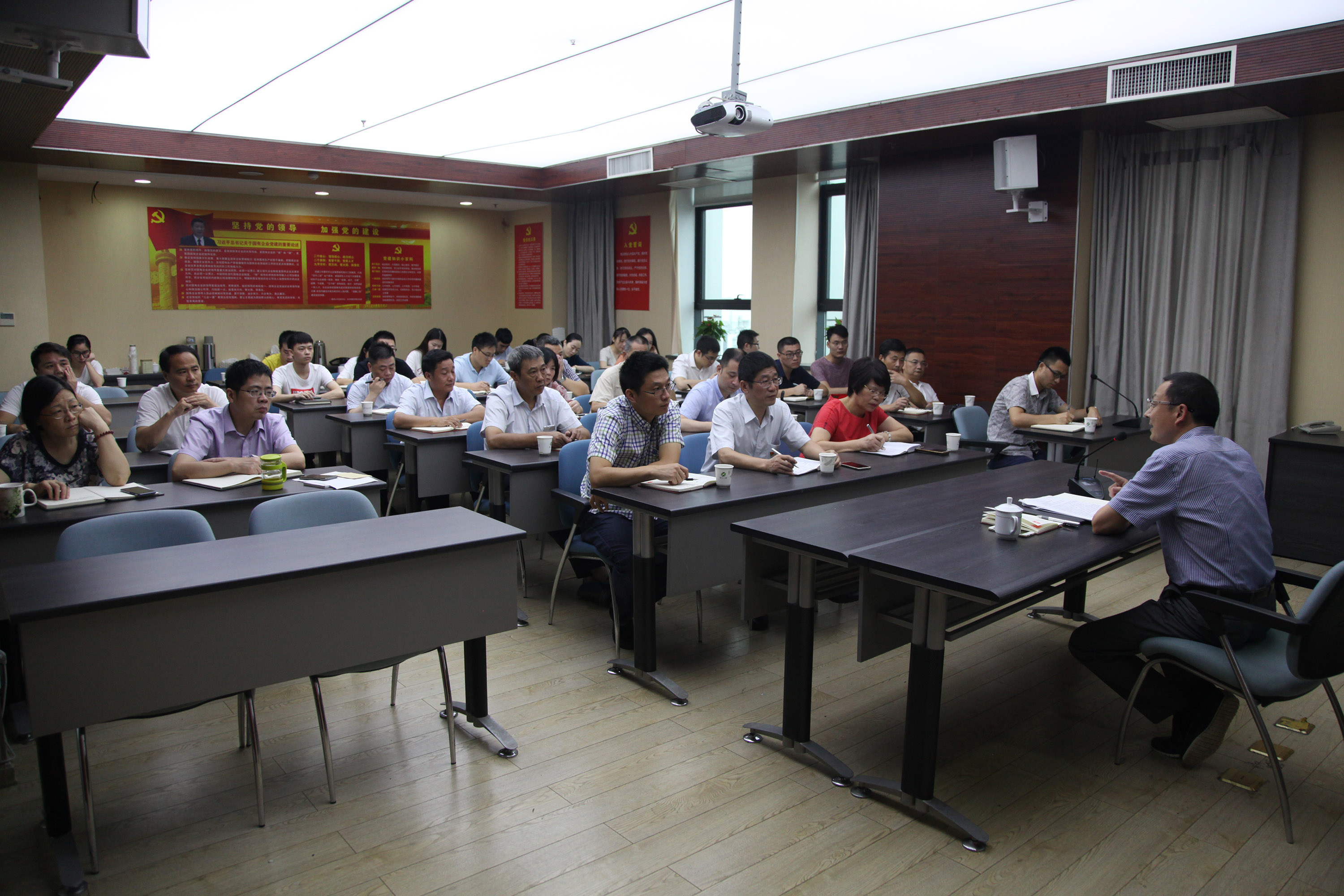 集團公司副總經理余顯勇赴商業公司廣杰公司宣講經濟形勢