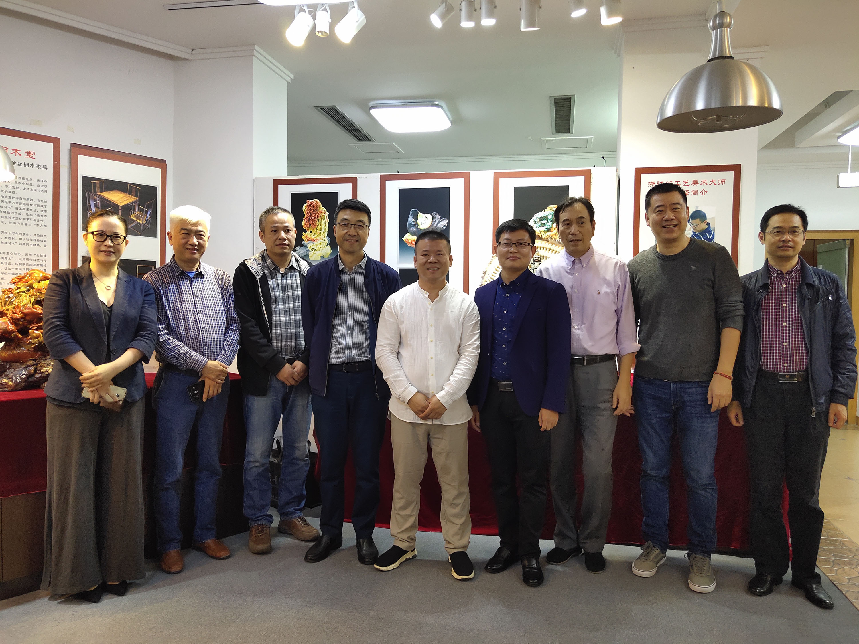 集團(tuán)公司副總經(jīng)理吳敏出席徐永澤大師青田石雕展開幕式