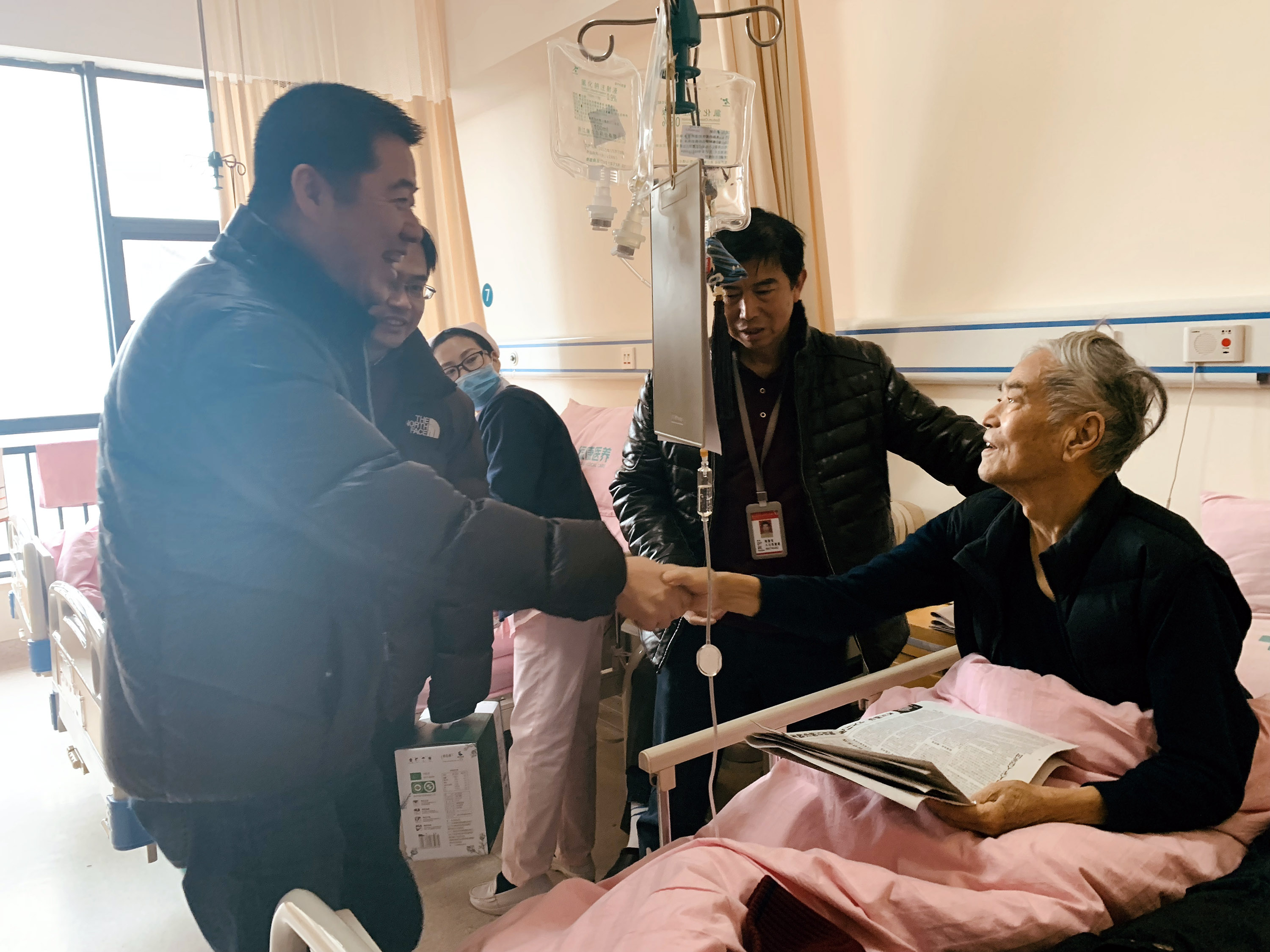 關愛公司離退休老干部 省工藝這些舉動很暖心