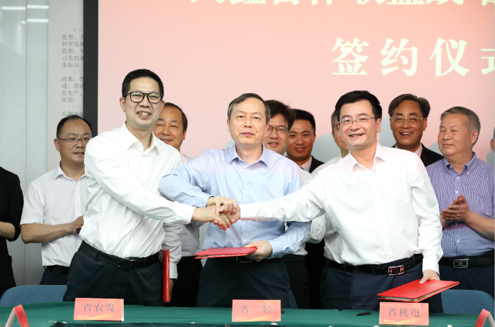 同鑫聯(lián)盟 同心同行 共促發(fā)展——省二輕集團(tuán)、省農(nóng)發(fā)集團(tuán)和省機(jī)電集團(tuán)簽訂戰(zhàn)略合作協(xié)議