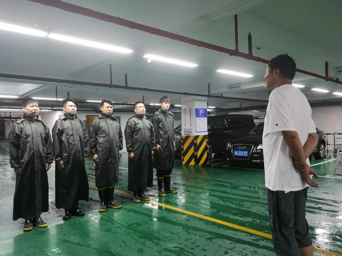 風雨更映黨旗紅——省二輕集團下屬商業公司黨員干部全力抗擊臺風“煙花”