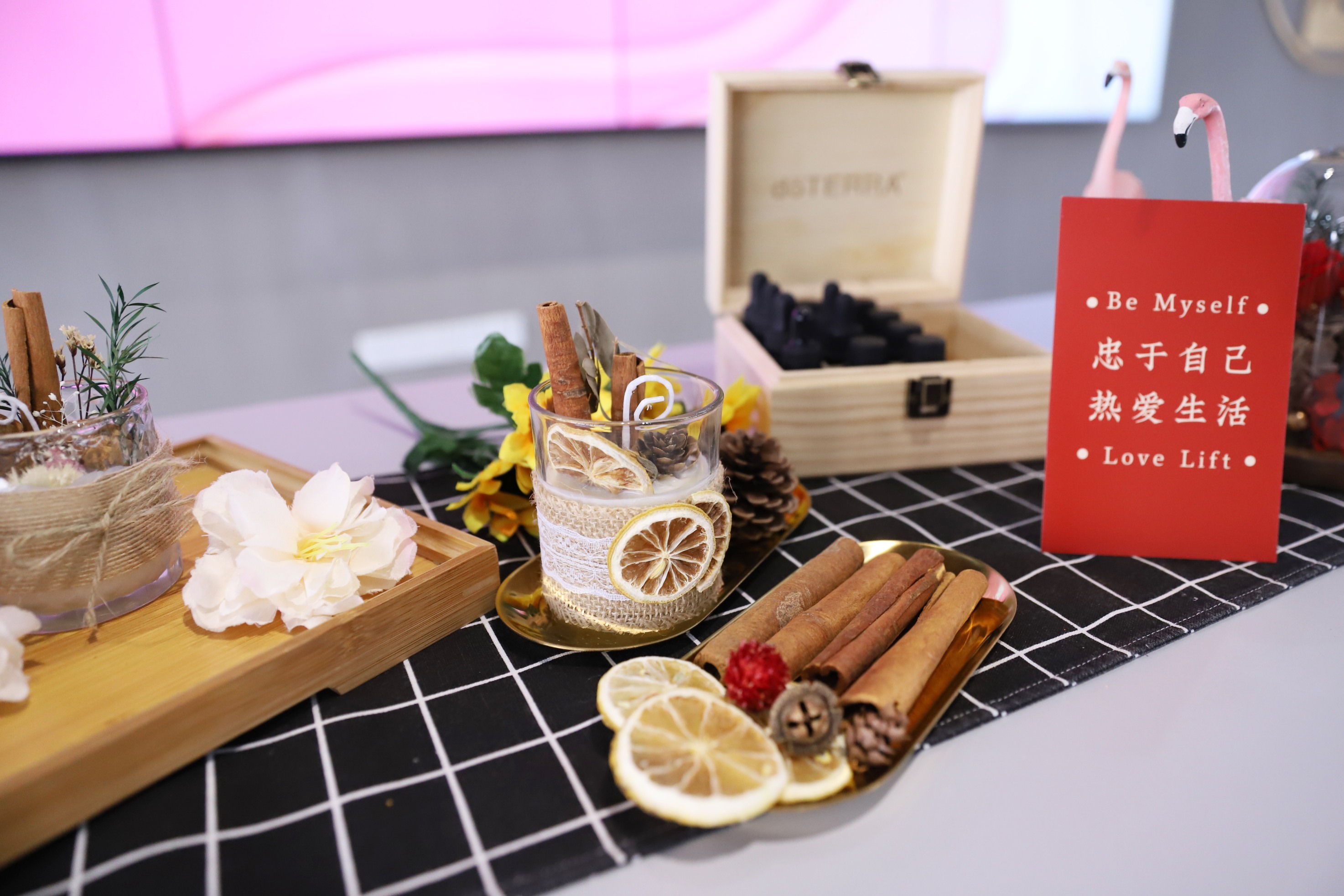 春色如許 芳華盛放 省二輕集團公司工會開展女神節肉桂香薰蠟燭手作活動