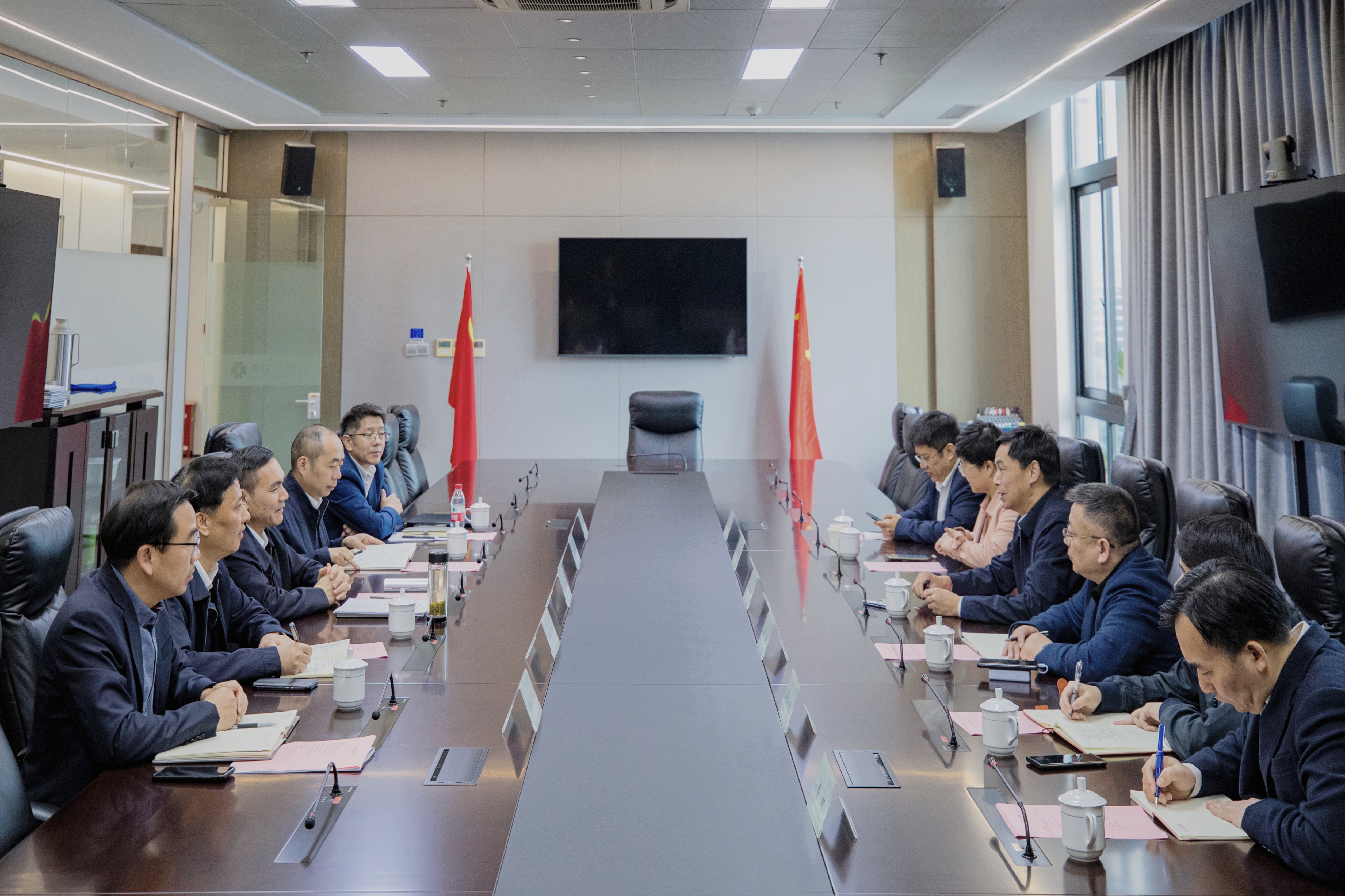 拱墅區政府敖煜新一行到訪省二輕集團