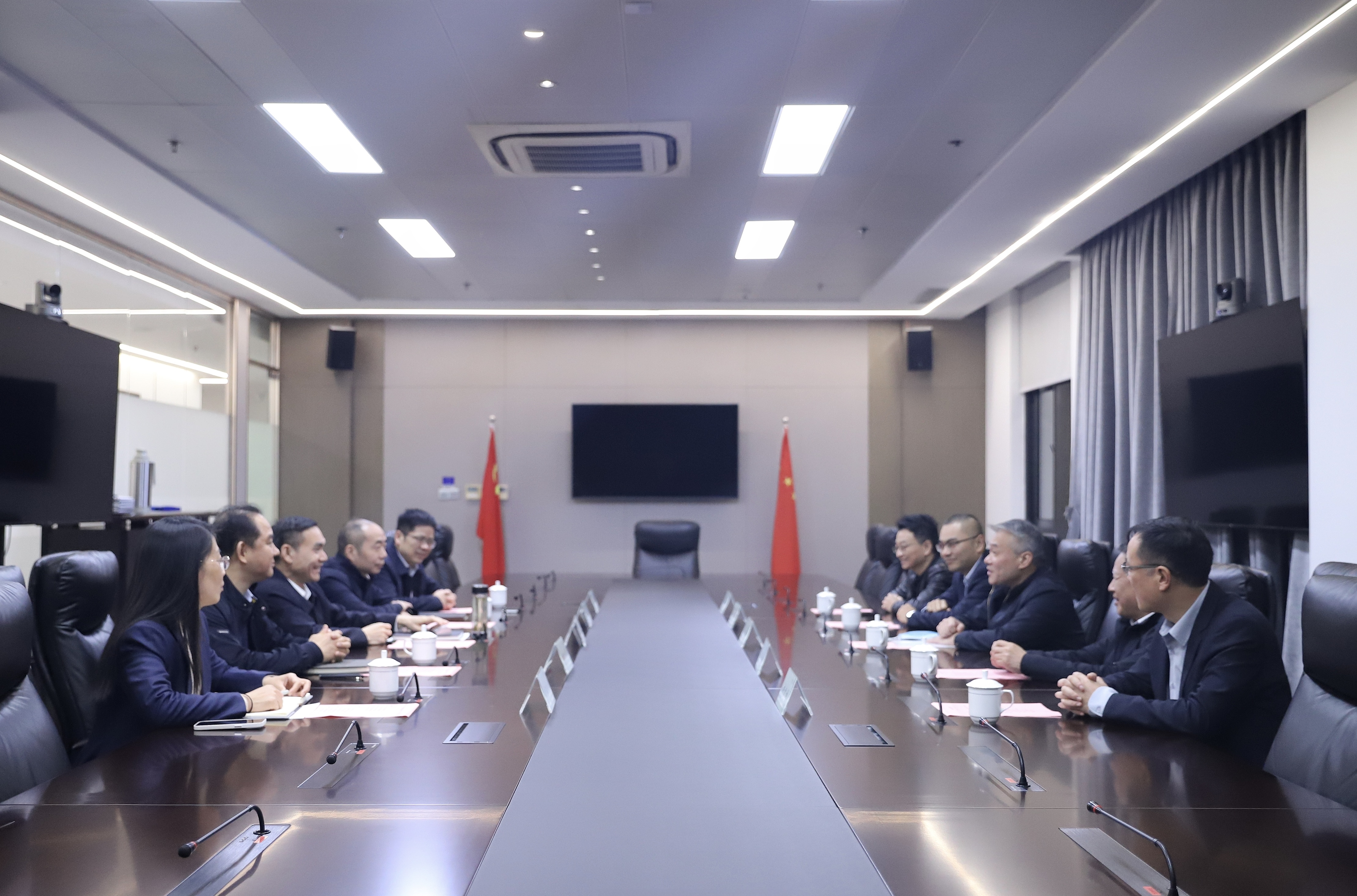 杭州金魚電器集團一行到訪省二輕集團