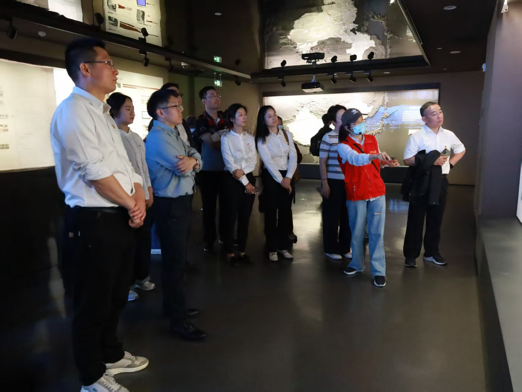 商業公司黨總支組織開展“循跡溯源學思想促踐行”活動